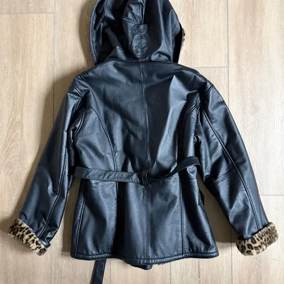 Black Leather Jacket with Leopard Print faux fur lining - 90s vintage vibe - Picture 3 of 5